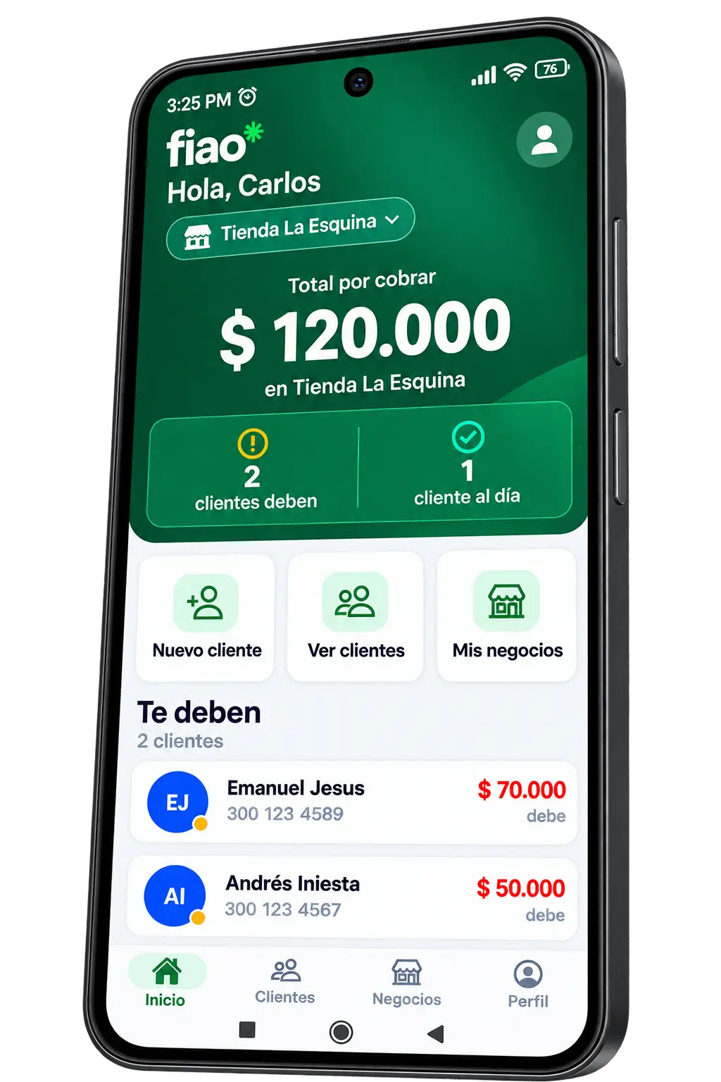 Pantalla de inicio de la app fiao en un celular: la tienda La Esquina tiene 120.000 pesos por cobrar y la lista de clientes que le deben
